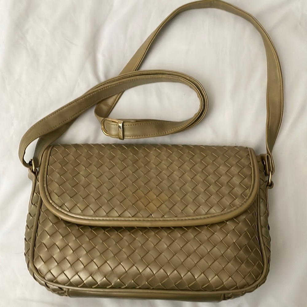 Womens purse w/adjustable shoulder/crossbody strap. Goldish colour.